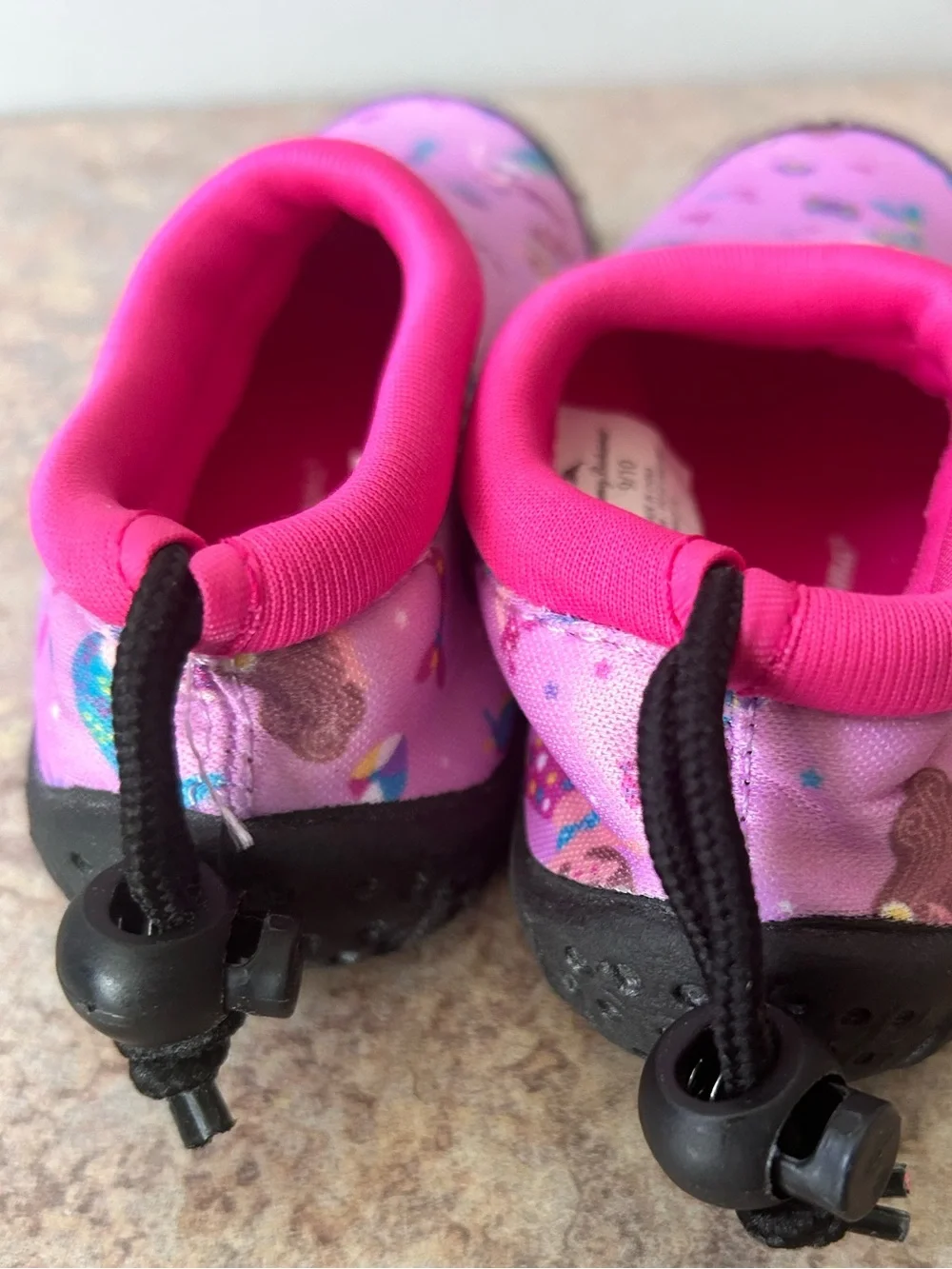 NWT Tommy Bahama Girls Swim Shoes size 9/10